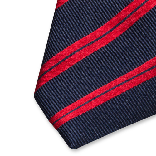 Donkerblauwe stropdas - rode dubbele strepen (2)