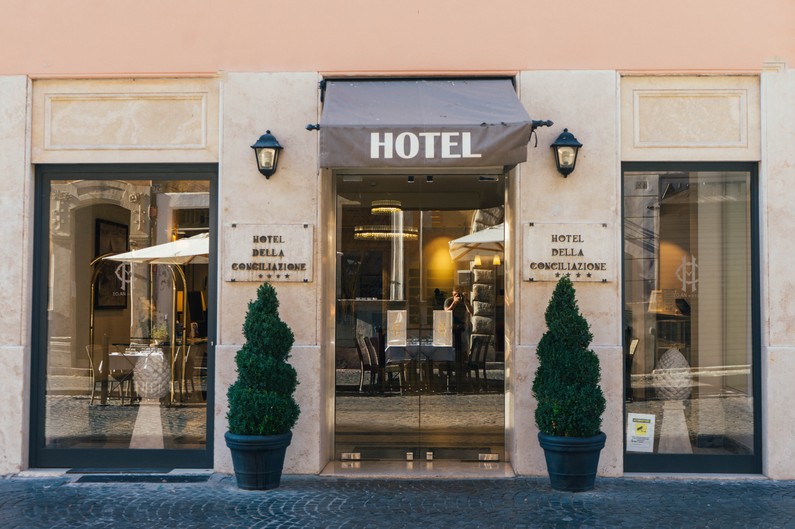 hotel front 2844474